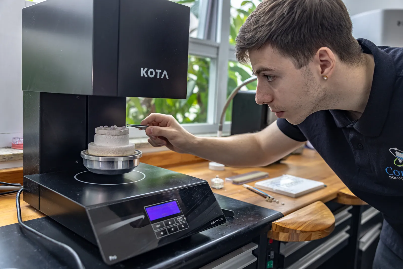 Técnico operando equipamento de fresagem KOTA